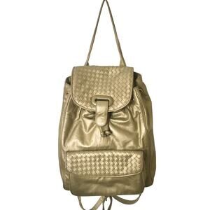 VTG ASPECTS Vegan Leather Bucket Bag Backpack in Metallic Gold